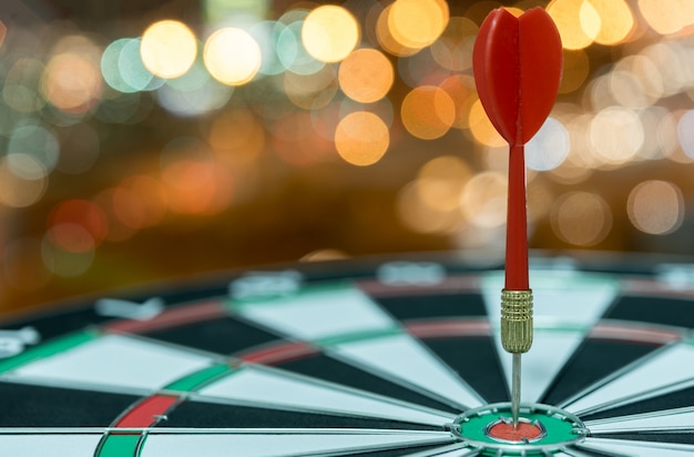 Dart doel pijl op bullseye over bokeh achtergrond