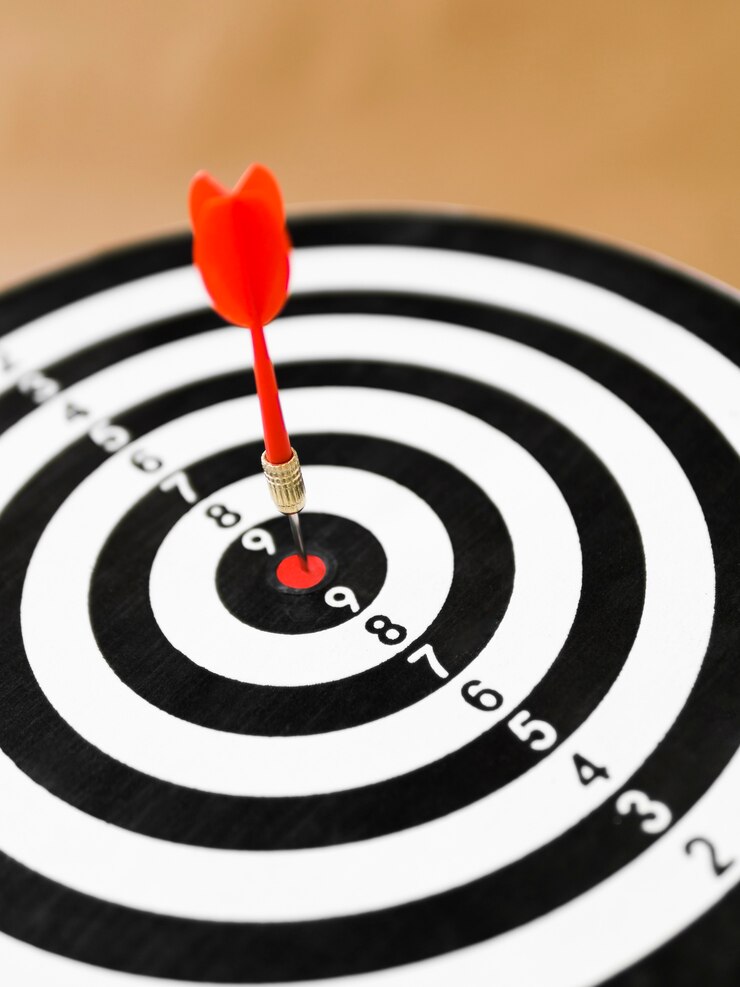 Gratis Foto dart in schot in de roos met defocused dartboard