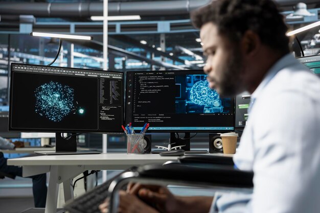 Datacenter-ingenieur met behulp van visualisatietools voor kunstmatige intelligentie