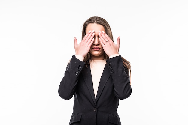 De aantrekkelijke professionele vrouw behandelt haar ogen met handen die zwarte kledingsuite op een wit dragen.