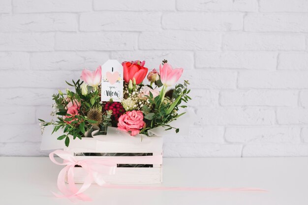 De achtergrond van de moedersdag met bloemen in doos