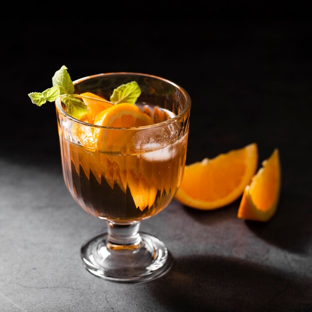 De alcoholische cocktail met sinaasappelen sluit omhoog
