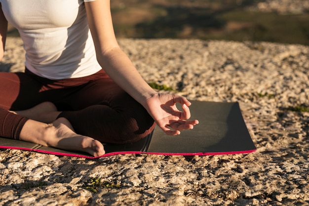 Gratis foto de algemene yoga van de close-up stelt op mat