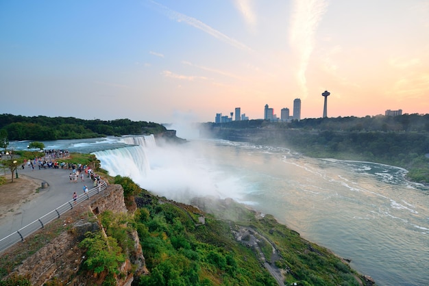 De american falls van niagara falls close-up in de schemering na zonsondergang