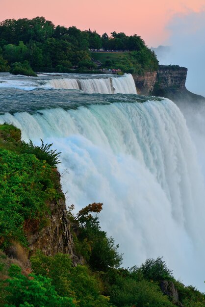 De American Falls van Niagara Falls close-up in de schemering na zonsondergang