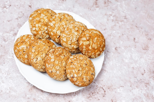 De Amerikaanse koekjes van het stijlhavermeel op lichte concrete achtergrond.