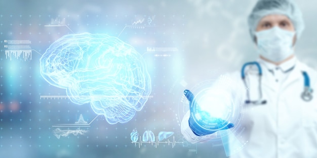 De arts bekijkt het hersenhologram, controleert het testresultaat op de virtuele interface en analyseert de gegevens. de ziekte van alzheimer, hersendementie, innovatieve technologieën, geneeskunde van de toekomst.