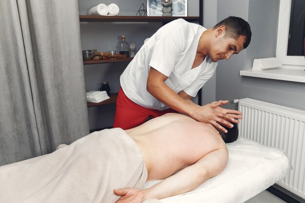 De arts masseert de man in het ziekenhuis