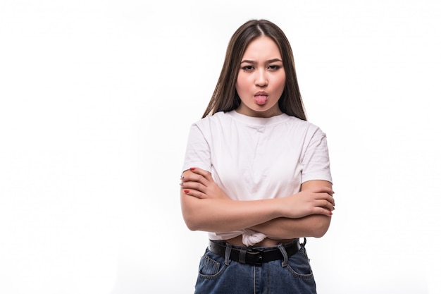 De aziatische vrouw toont tong die op witte muur wordt geïsoleerd