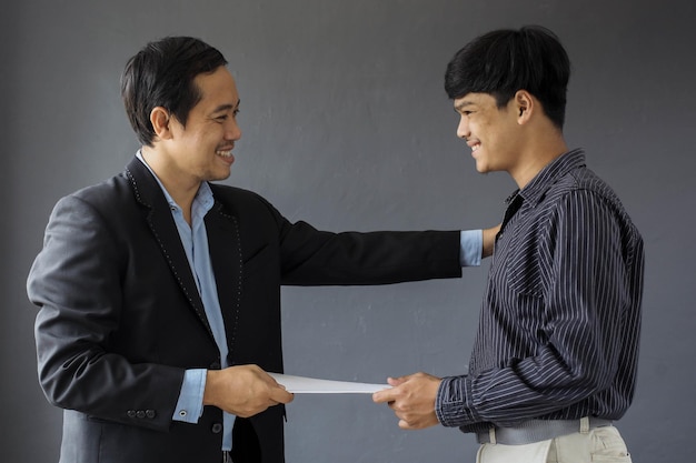 De baas geeft certificaten aan zijn werknemers als waardering voor zijn zakelijk succes