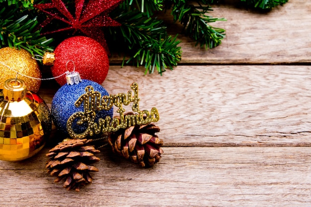 De ballen van Kerstmis met een tak kerstboom