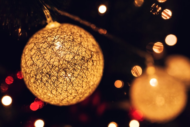 De ballen van Kerstmis met verlichting binnen en bokeh effect
