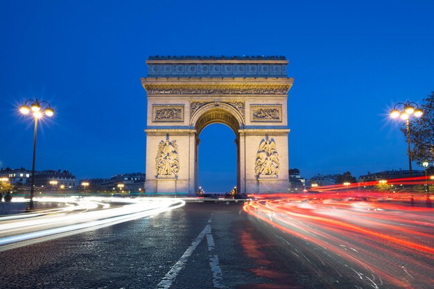 De beroemde Arc de Triomphe 's nachts, Parijs Frankrijk