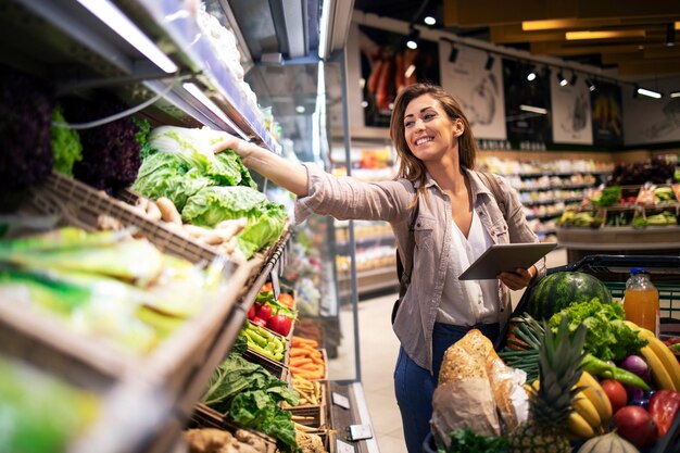 De beste groenten kiezen op de plank in de supermarkt