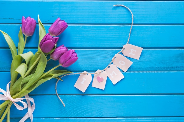 De blauwe achtergrond van de moedersdag met rozen