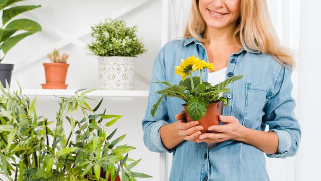 De bloempot van de close-up vrouwelijke holding