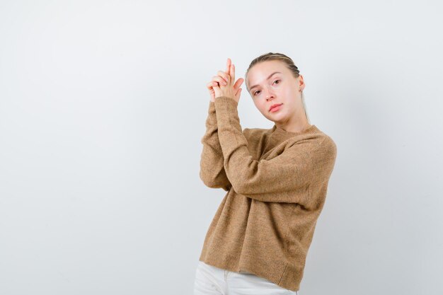 De blonde dame toont een wapen op een witte achtergrond