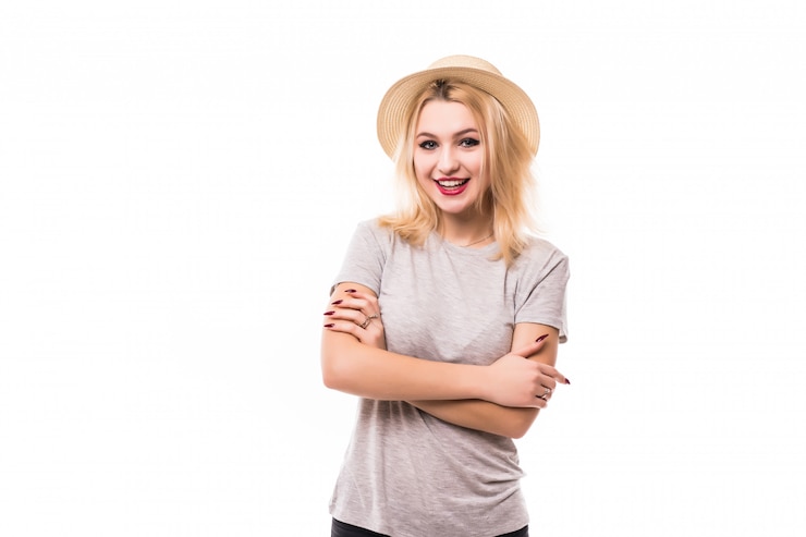 Gratis Foto de blondevrouw houdt haar wapens voor witte muur gekruist