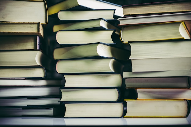 De boeken worden in een stapel boeken op tafel gelegd