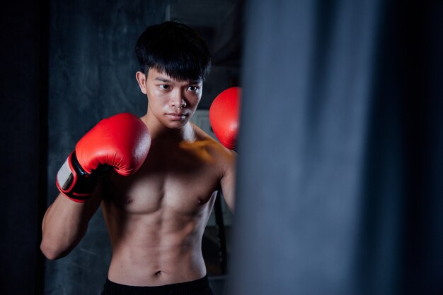 de bokser van de jonge mensen sterke sportenmens maakt oefeningen in gymnastiek, Gezond concept