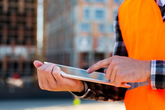 De bouwingenieur die van de close-up tablet gebruikt