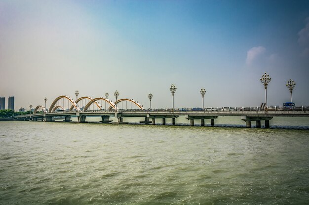 De brug met de stad