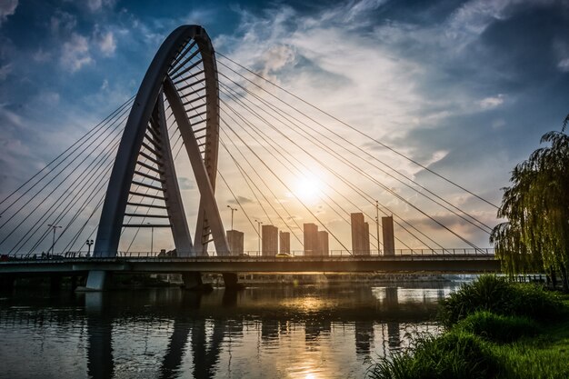 De brug met de stad