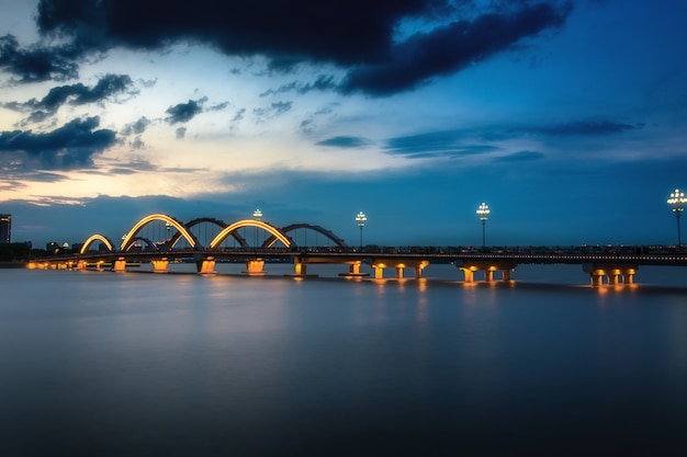 De brug met de stad