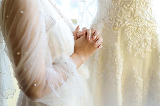 De bruid wanneer ze een mooie jurk draagt vrouw die zich klaarmaakt voor de huwelijksceremonie