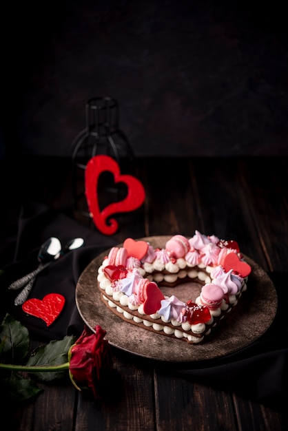 De cake van de valentijnskaartendag met roos en harten