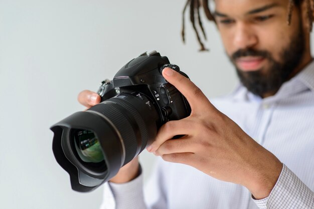 De camera van de de fotograafholding van de close-up