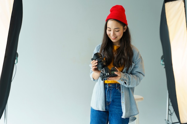 Gratis foto de camera van de de fotograafholding van smiley