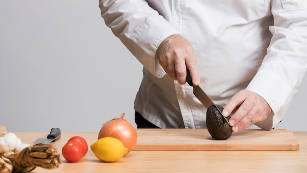 De chef-kok scherpe avocado van de close-up