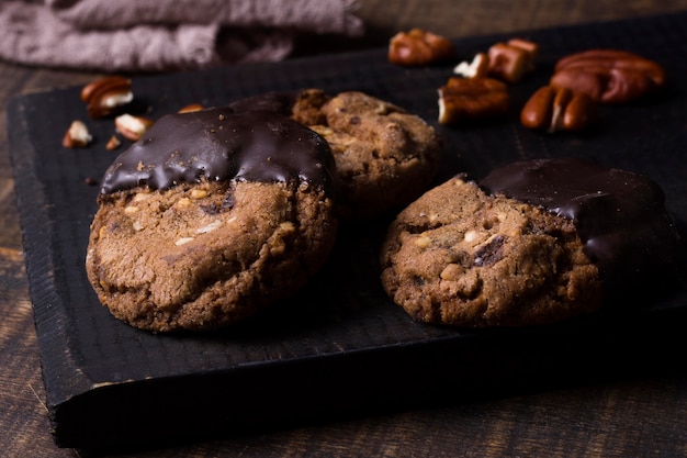 De chocoladekoekjes van de close-up klaar om worden geserveerd