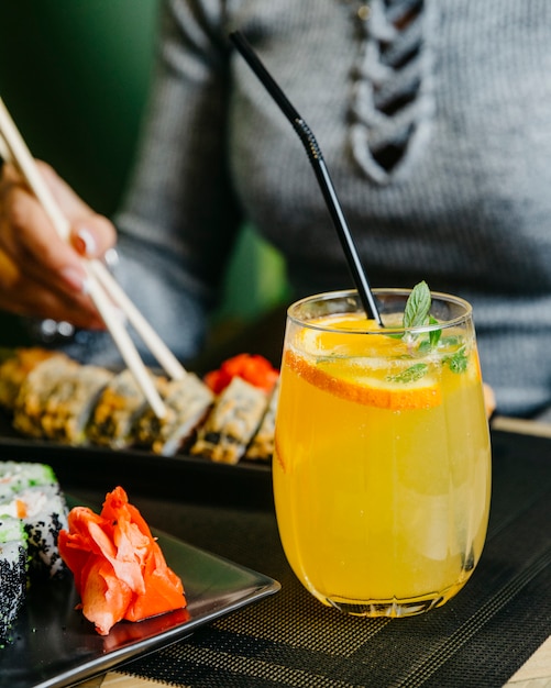 De citrusvruchtenlimonade sneed het oranje zijaanzicht van de sodawatermunt