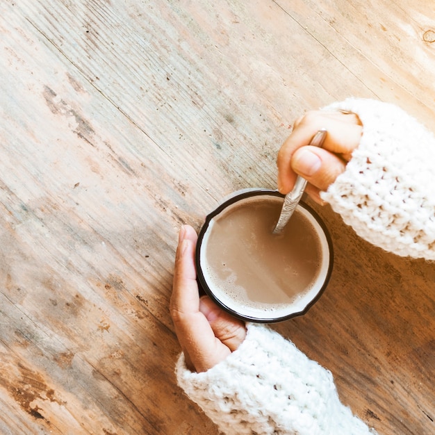 Gratis foto de close-up overhandigt het bewegen koffie in mok