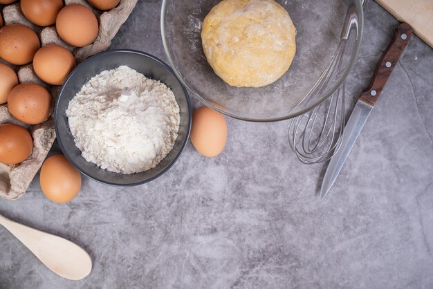 De close-up schoot de hoogste ingrediënten van meningsdeegwaren met exemplaarruimte