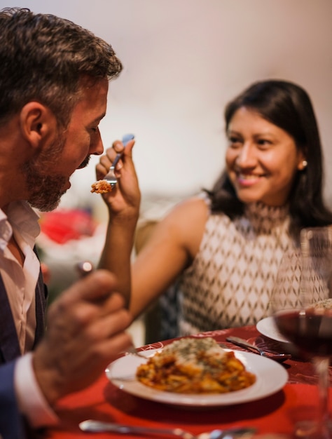 De close-up schoot het vrolijke hogere paar eten