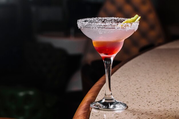 De cocktail van zijaanzichtmargarita met schijfje limoen in het glas