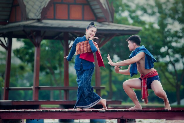 De dansende vrouwen en de man van Thailand in het nationale kostuum van de stijlkleding: de dans van Thailand