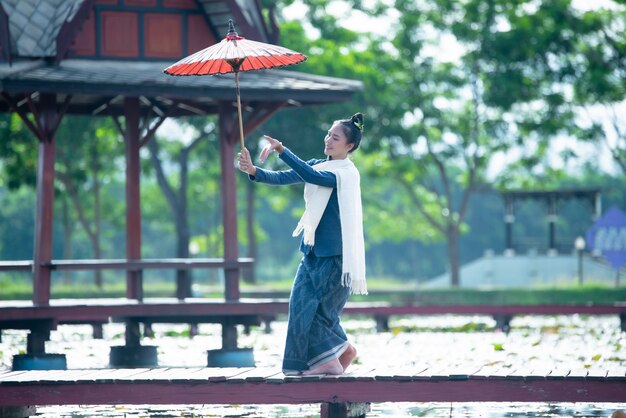 De dansende vrouwen van Thailand in het nationale kostuum van de stijlkleding: de dans van Thailand