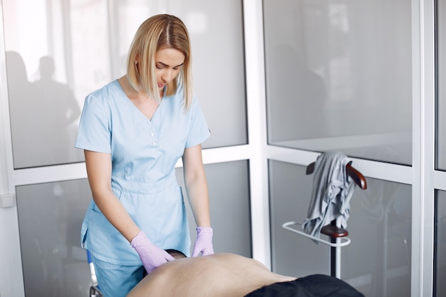 De dokter masseert de man in het ziekenhuis