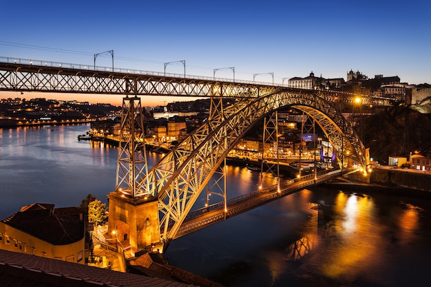 De dom luis i-brug is een metalen boogbrug die de rivier de douro overspant tussen de steden porto en vila nova de gaia, portugal