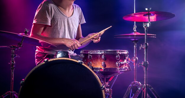 De drummer speelt de drums