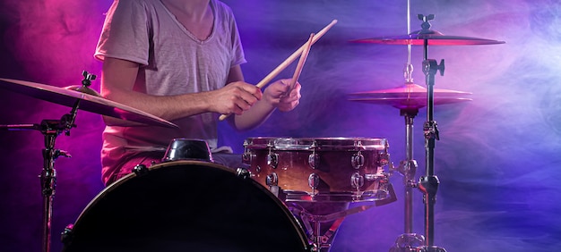 Gratis foto de drummer speelt de drums