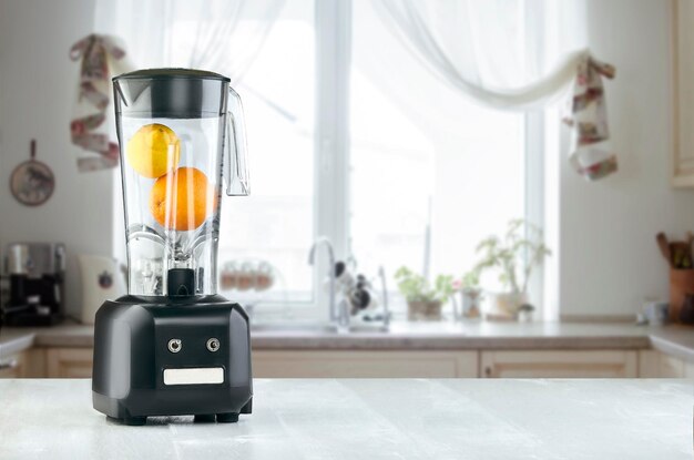 De elektrische blender voor het maken van fruitsap of smoothie op de keukentafel. Het concept van een gezond dieet