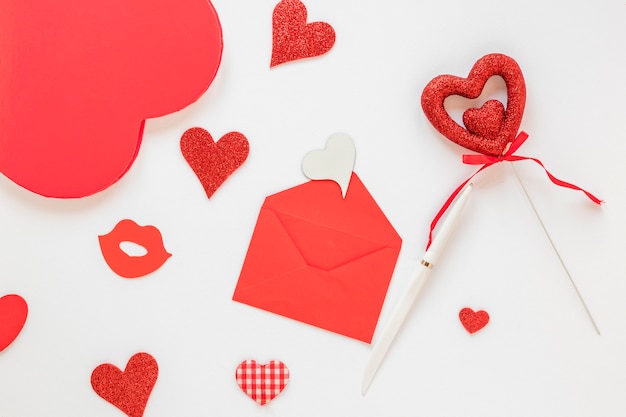 De envelop van de valentijnskaartendag met harten