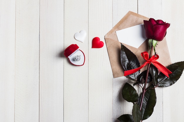 De envelopliefdebrief van de valentijnskaartendag met de verlovingsring van de groetkaart in doos