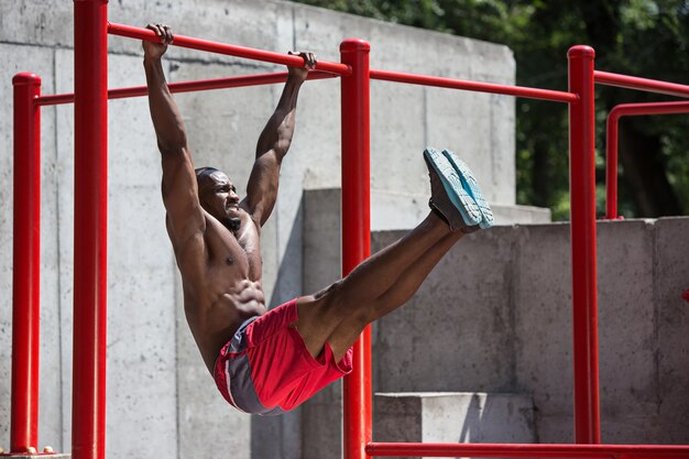 De fitte atleet doet oefeningen in het stadion