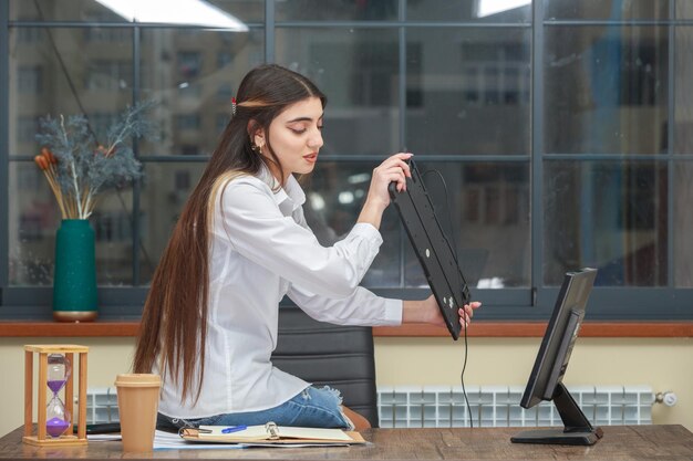 De foto van een jonge mooie dame met toetsenbord Hoge kwaliteit foto